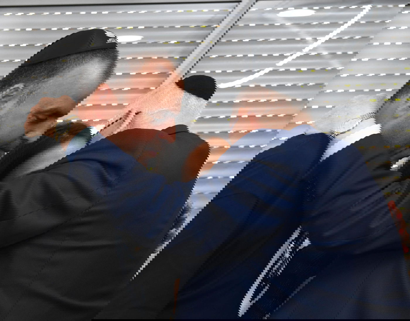 הנשיא מנחם את בני המשפחה, היום