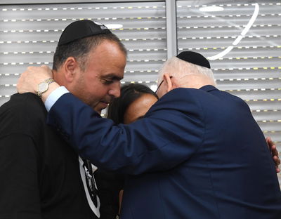 הנשיא מנחם את בני המשפחה, היום