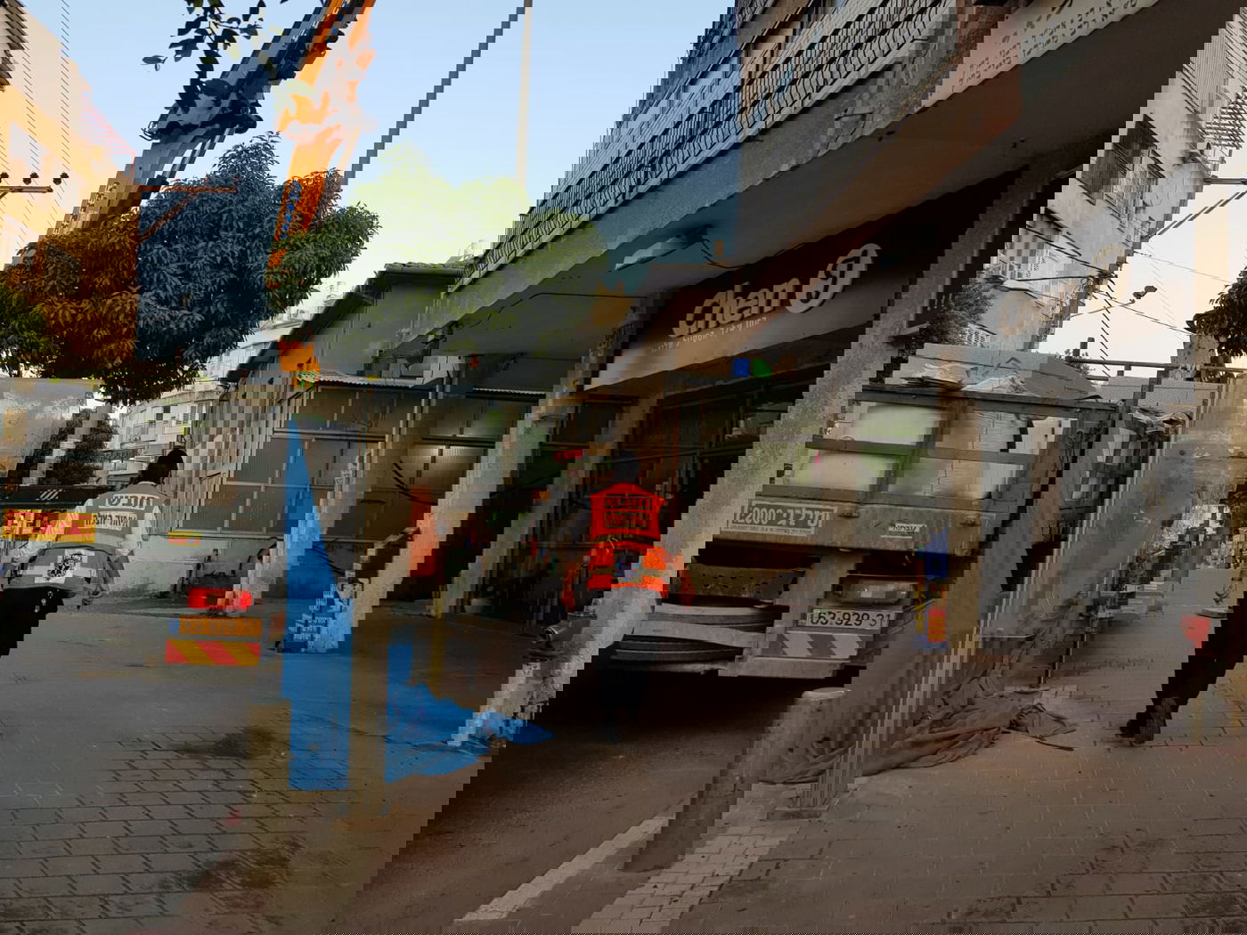 בני ברק: שני פועלים נפלו מגובה ונפצעו