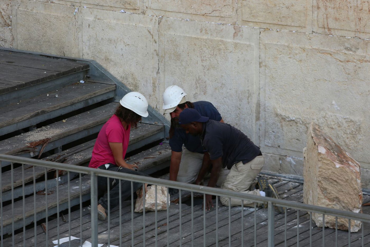 האבן שנפלה מהכותל - פונתה במנוף • צפו
