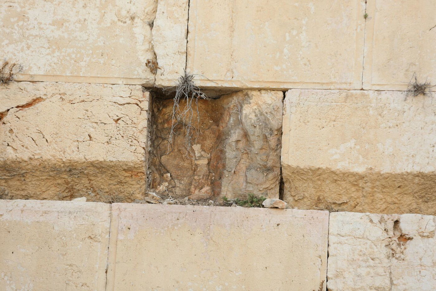 האבן שנפלה מהכותל - פונתה במנוף • צפו