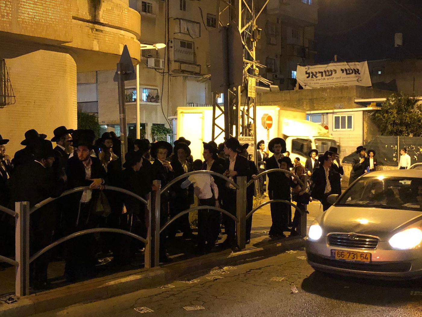 כתב 'כיכר השבת' הותקף בהפגנה נגד ח"כ משה גפני • צפו