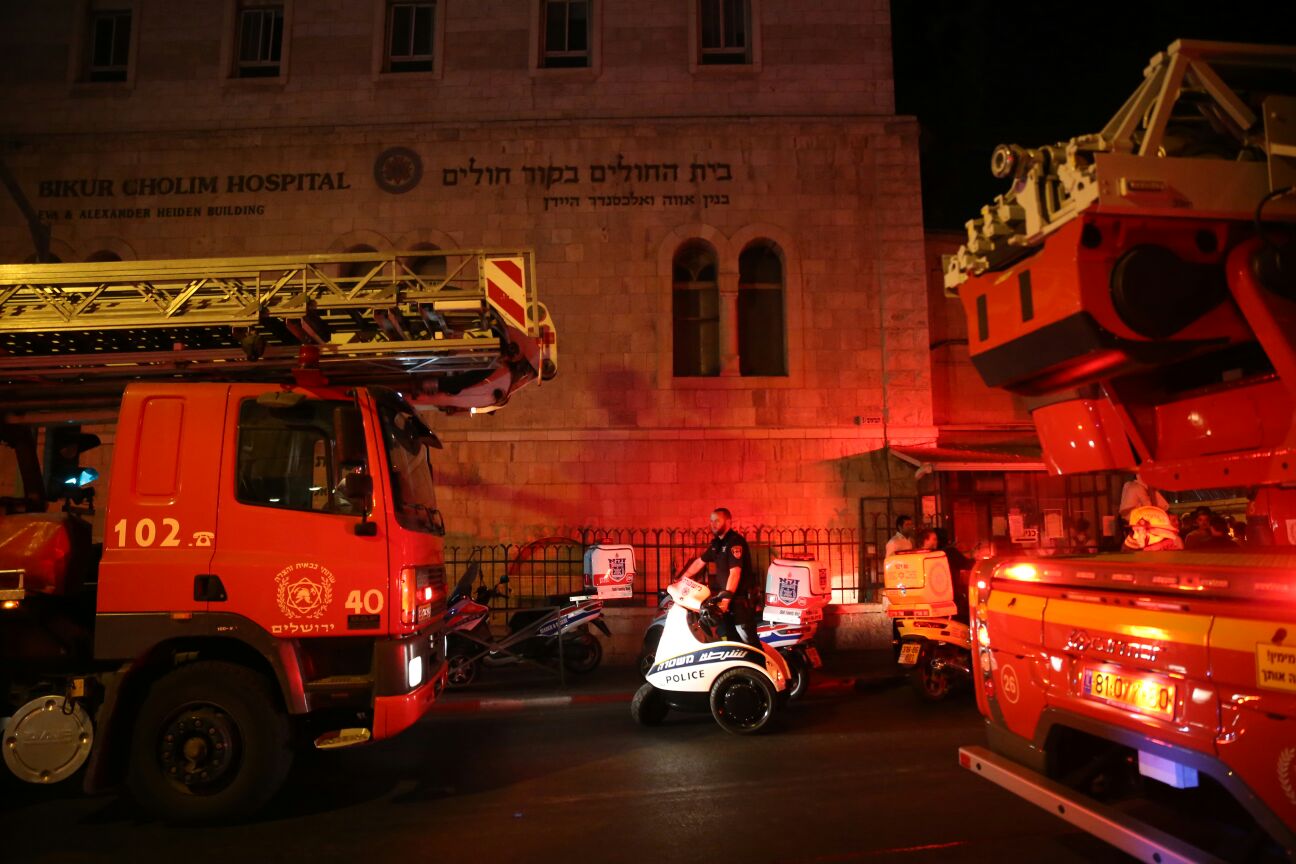 4 פצועים קשה בשריפה ברחוב הנביאים