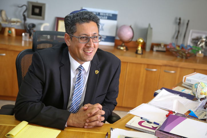 אילן שוחט בלשכתו