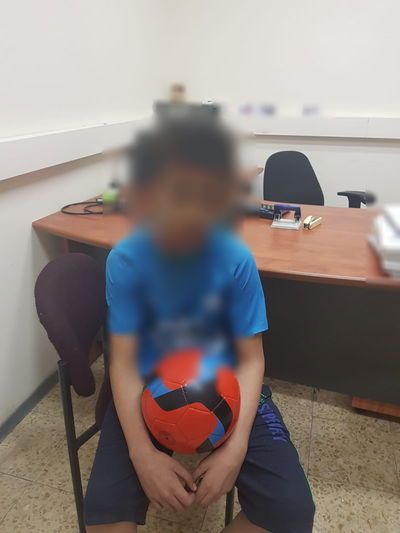 הנער בתחנת המשטרה