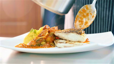 פילה אמנון מבושל עם ירקות ברוטב אדום