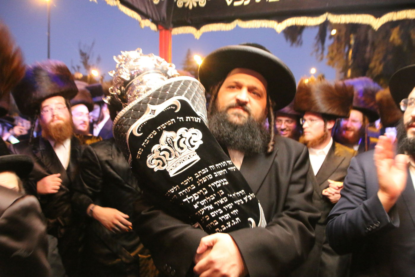 שמחת הכנסת ספר תורה בדושינסקיא • צפו