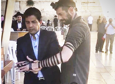 מגיש הטלוויזיה חיים אתגר הניח תפילין בכותל