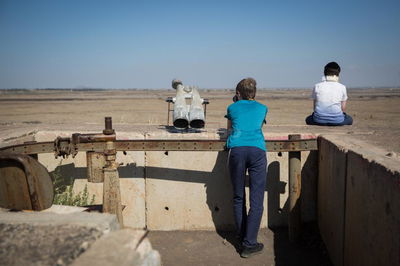 מנצלים את 'בין הזמנים' לצפות בקרבות אסד
