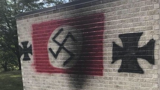 צלבי קרס על קיר בית הכנסת