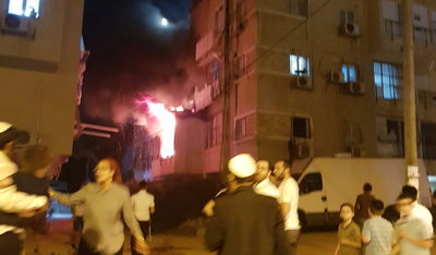 שריפה בבני ברק: דירת מגורים נשרפה כליל