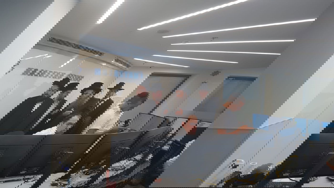 הגאון רבי סיני הלברשטאם רב סניף בני ברק באיחוד הצלה ביקר במוקד הבינלאומי של הארגון