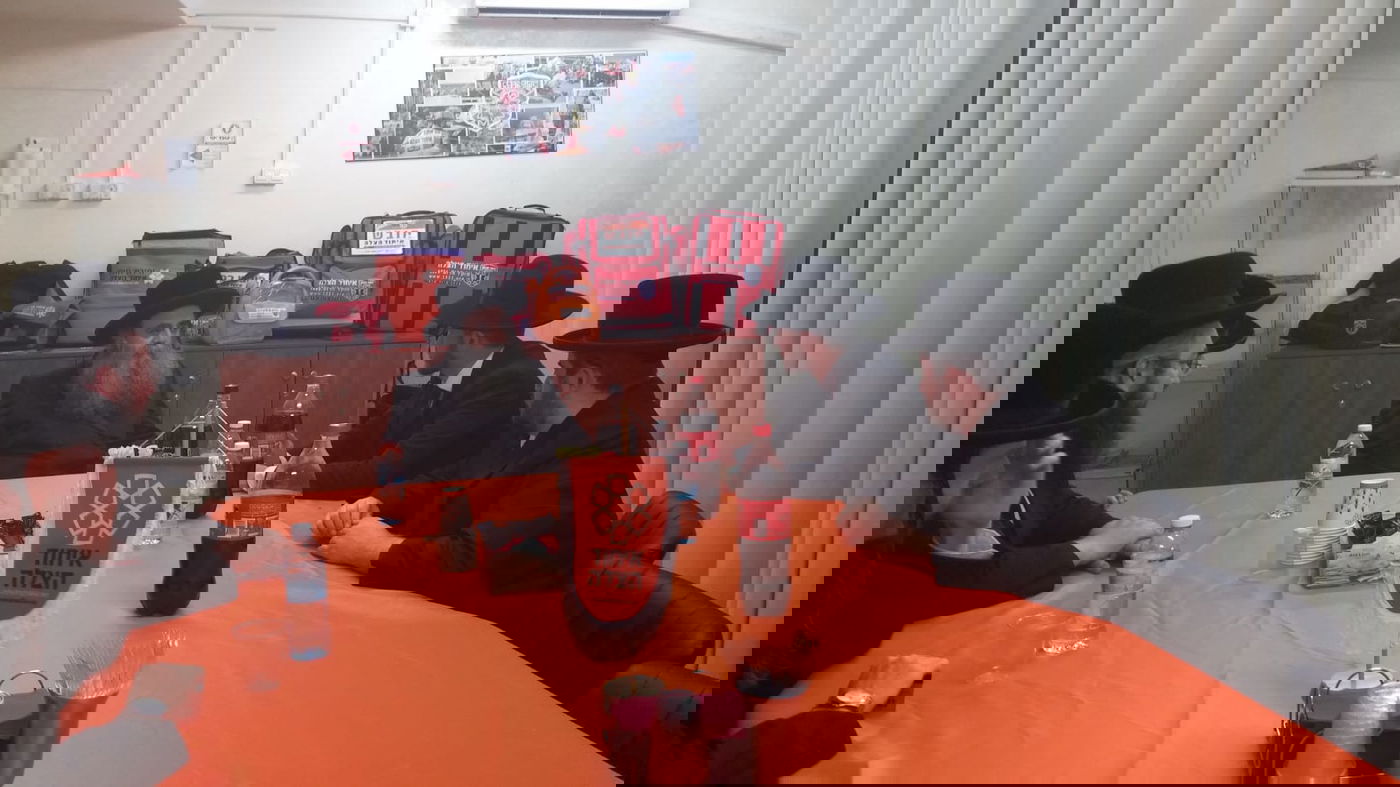 הגאון רבי סיני הלברשטאם רב סניף בני ברק באיחוד הצלה ביקר במוקד הבינלאומי של הארגון