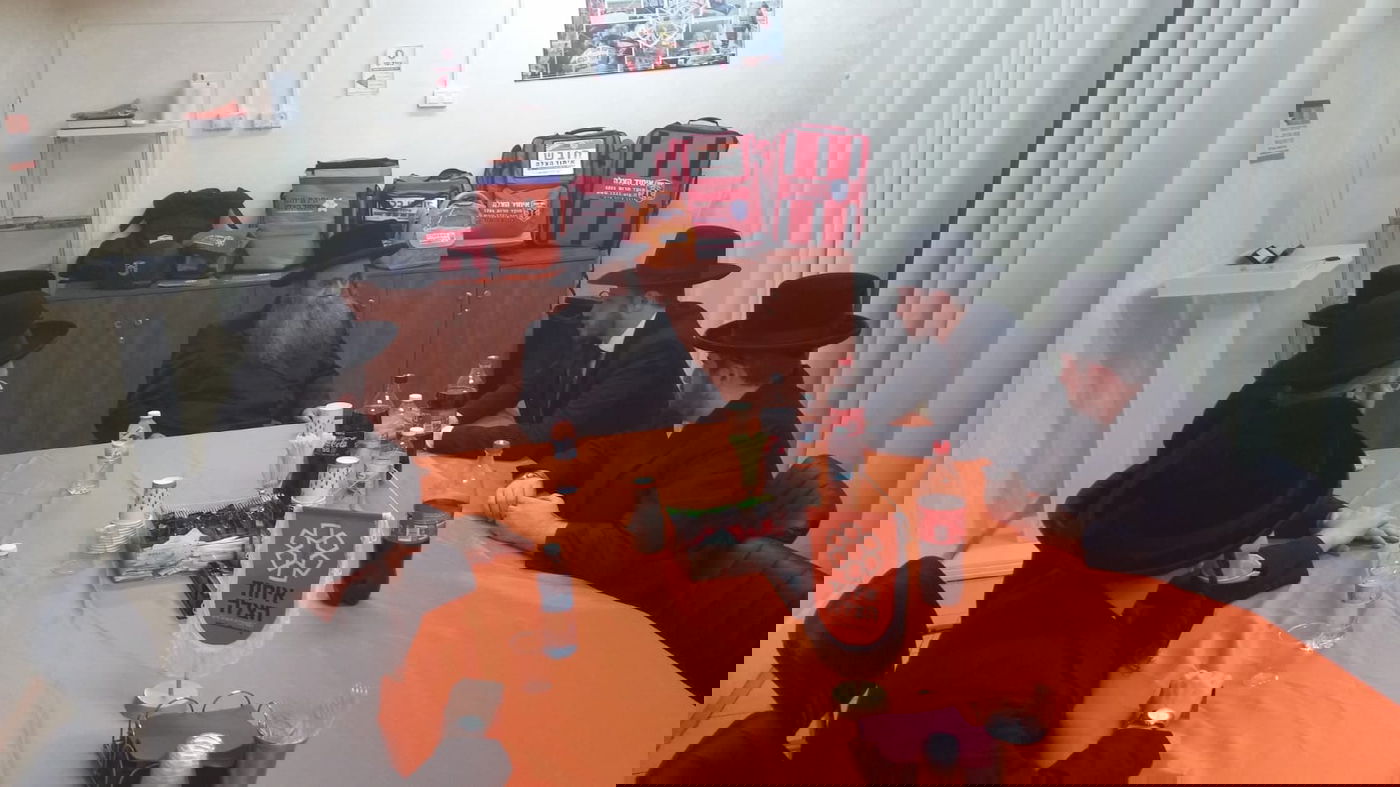 הגאון רבי סיני הלברשטאם רב סניף בני ברק באיחוד הצלה ביקר במוקד הבינלאומי של הארגון