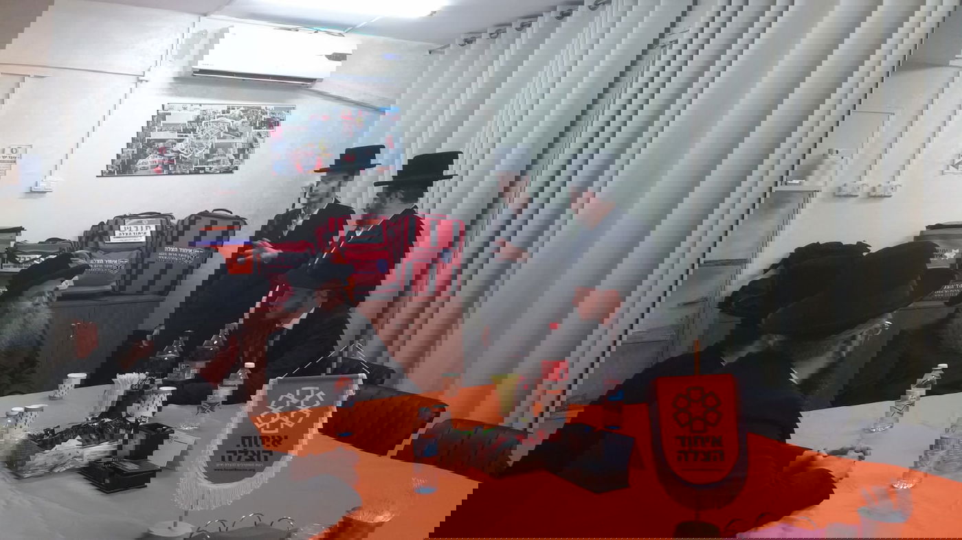 הגאון רבי סיני הלברשטאם רב סניף בני ברק באיחוד הצלה ביקר במוקד הבינלאומי של הארגון