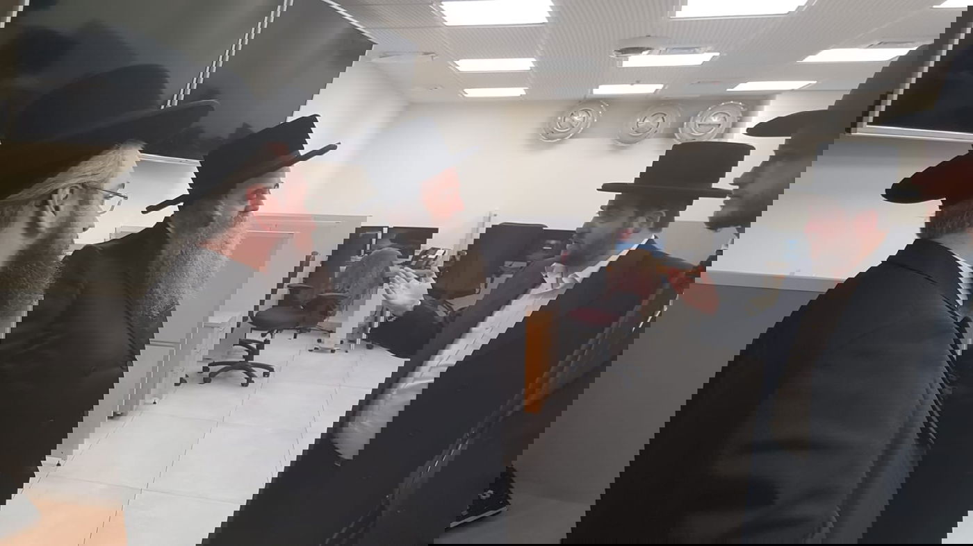 הגאון רבי סיני הלברשטאם רב סניף בני ברק באיחוד הצלה ביקר במוקד הבינלאומי של הארגון