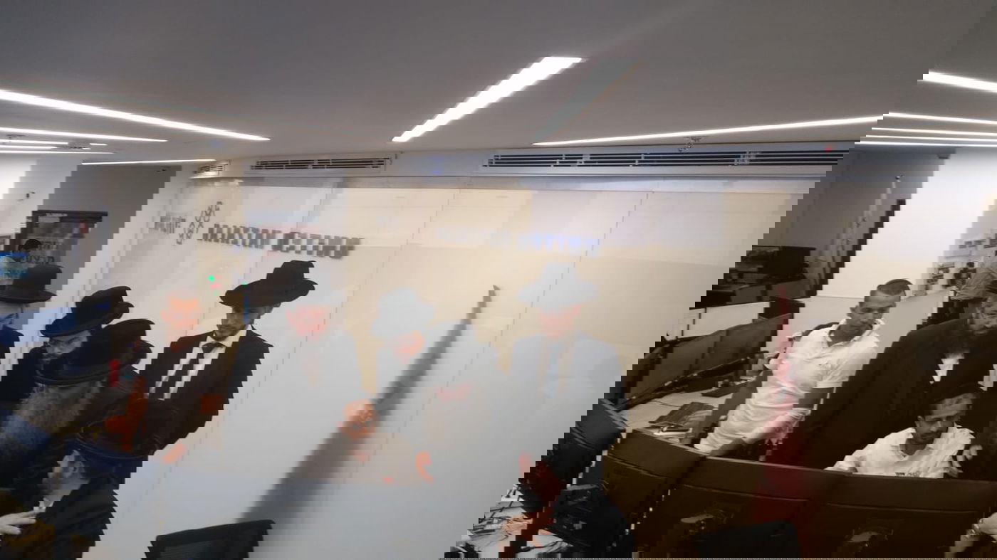 הגאון רבי סיני הלברשטאם רב סניף בני ברק באיחוד הצלה ביקר במוקד הבינלאומי של הארגון