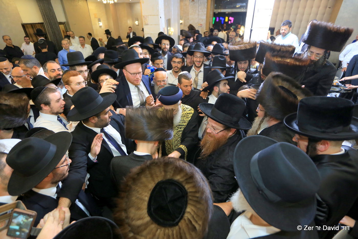 גדולי הרבנים בחתונת בן הרב פרץ מאיר