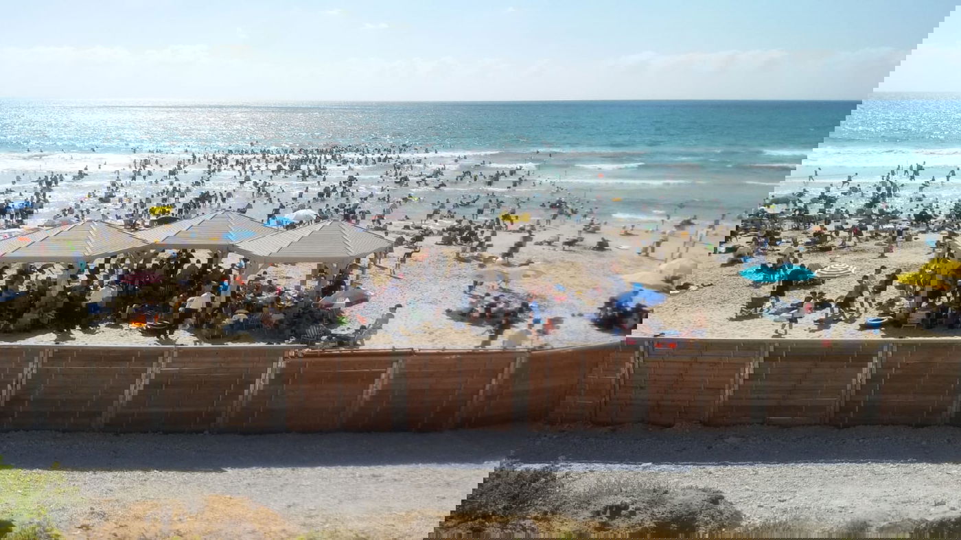 תיעוד מהאוויר: צפיפות גם בחוף הנפרד בנתניה