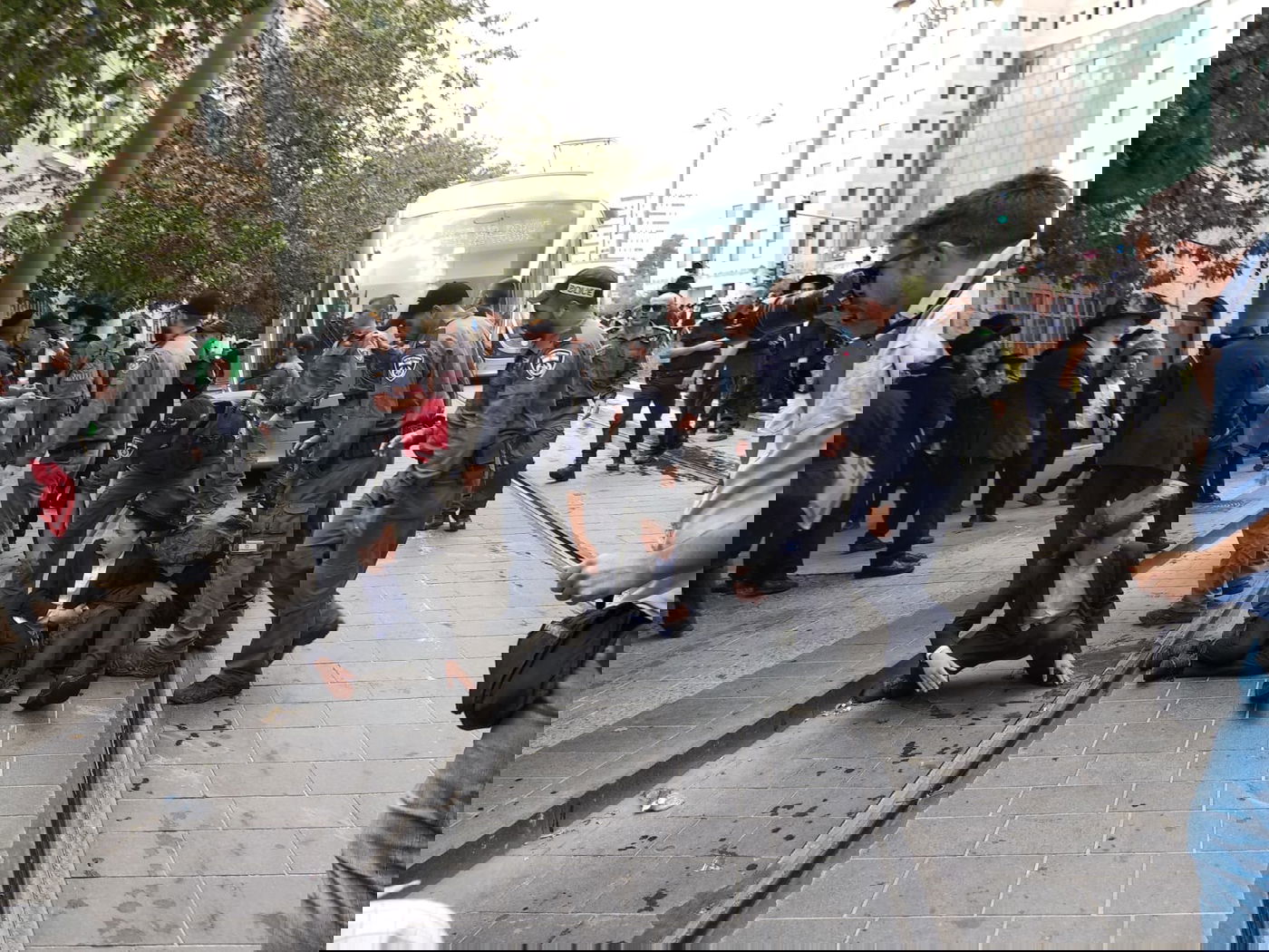 צפו: מפגיני 'הפלג' חוסמים את הרכבת הקלה בירושלים