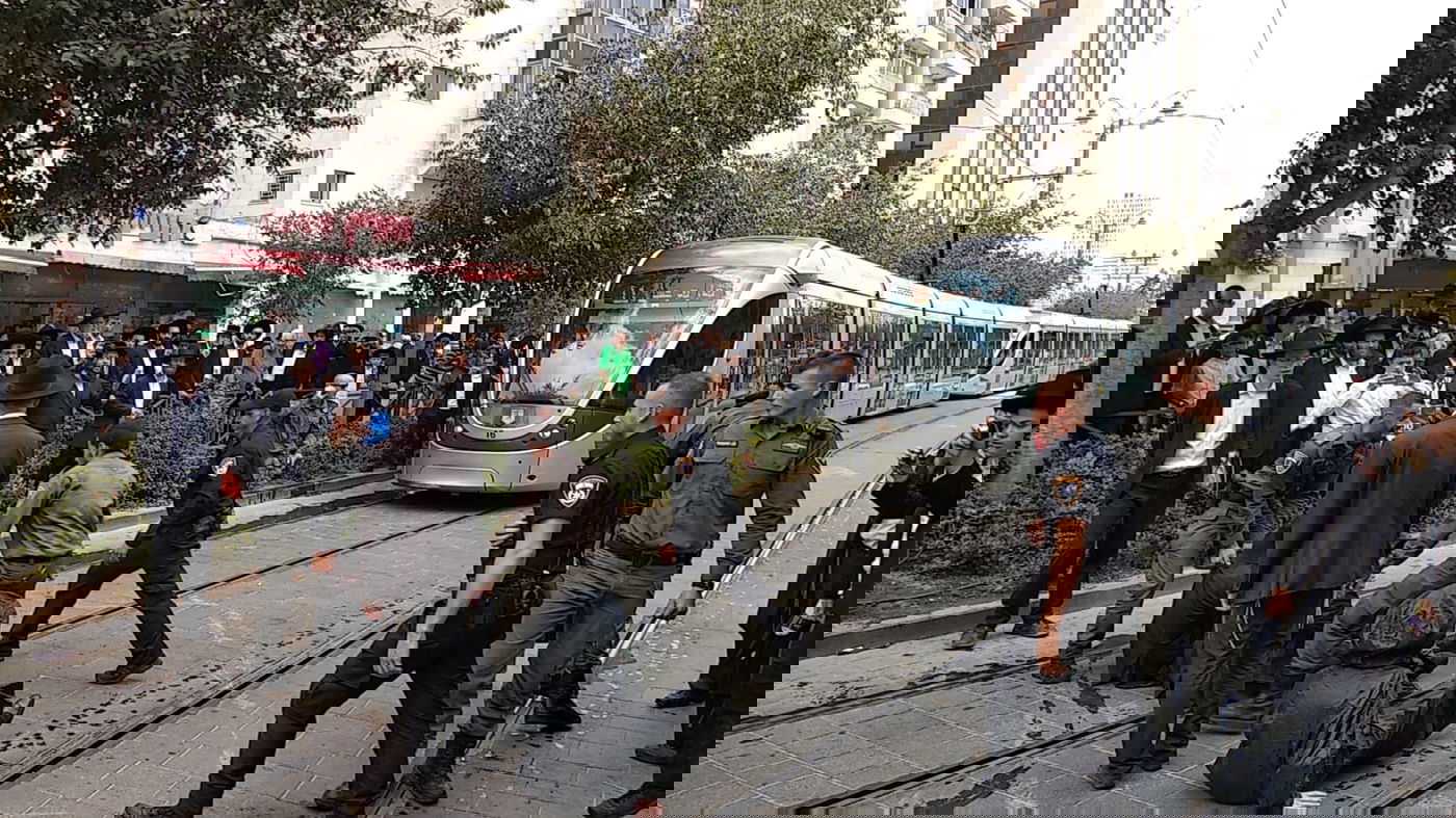 צפו: מפגיני 'הפלג' חוסמים את הרכבת הקלה בירושלים