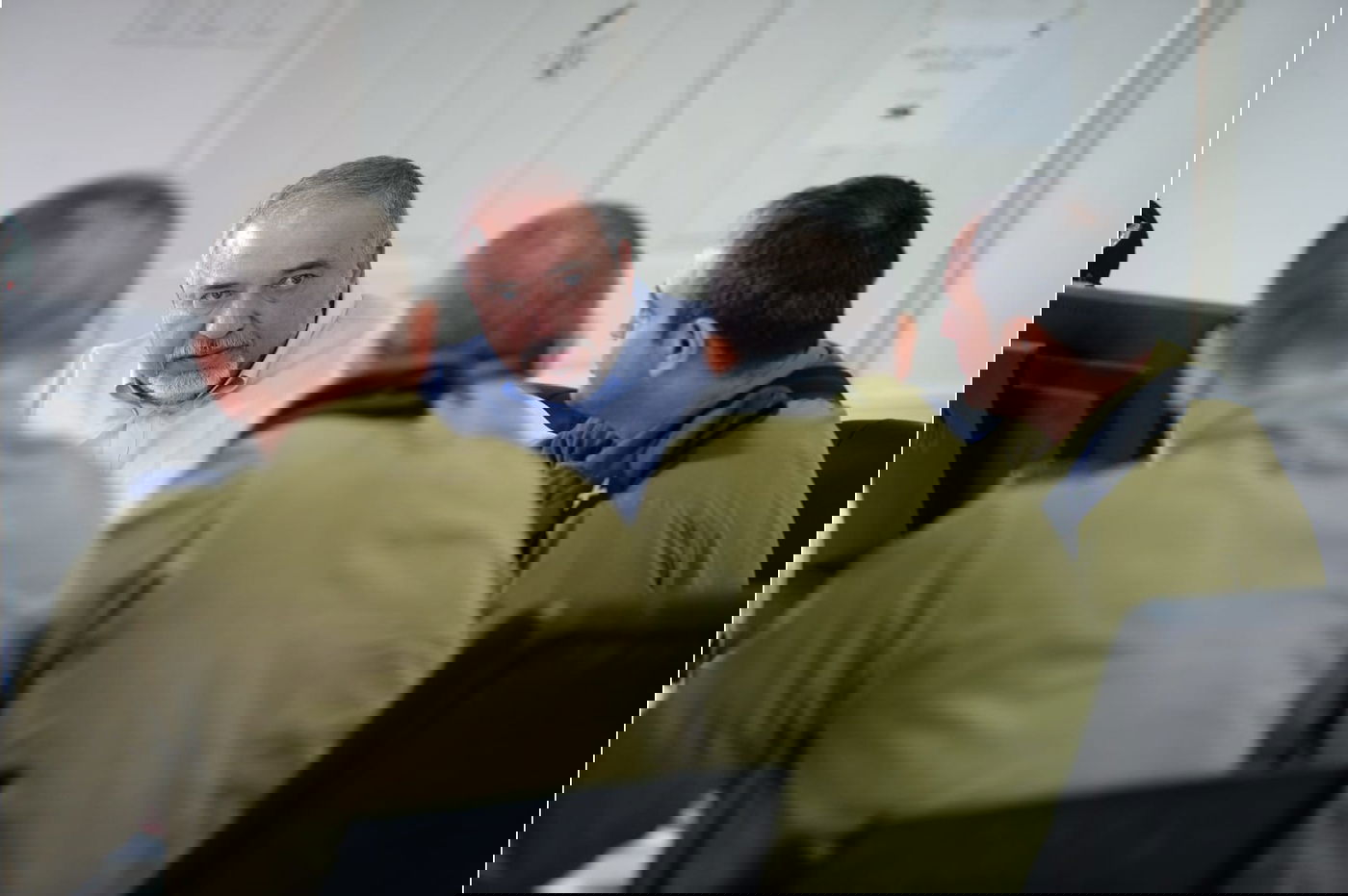 ליברמן: חמאס שולח ילדים קטנים עם בלוני תבערה