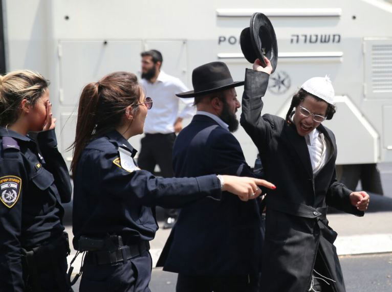 הפגנת 'הפלג',  הגלריה של חיים גולדברג. צפו