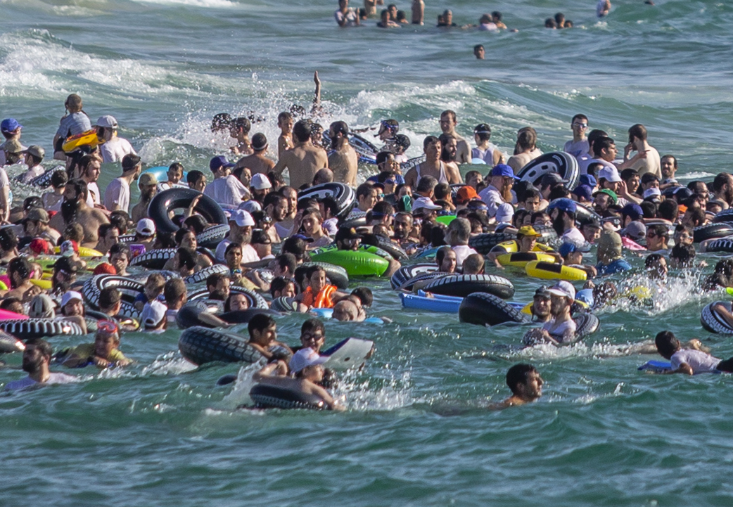למרות התלונות, העומס בחוף החרדי נמשך