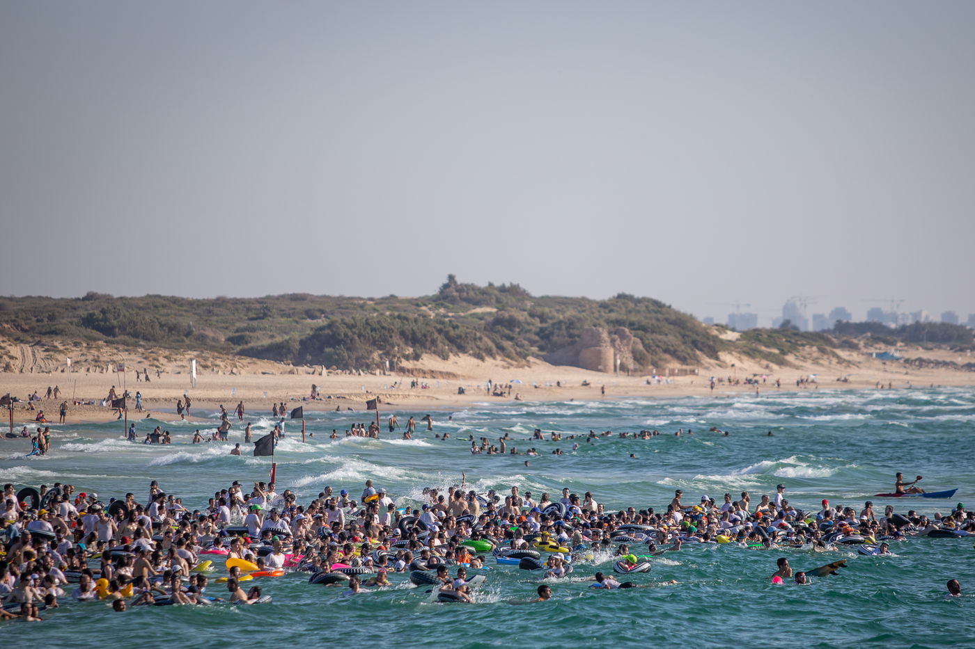 למרות התלונות, העומס בחוף החרדי נמשך