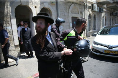 מעצר האברך, הצהריים