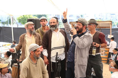 העיירה היהודית קמה לחיים.