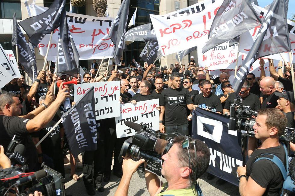 הכבאים מחו כנגד הנציב וחסמו את הכביש