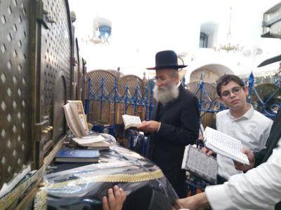 הגר"ש בתפילה בציון הרשב"י