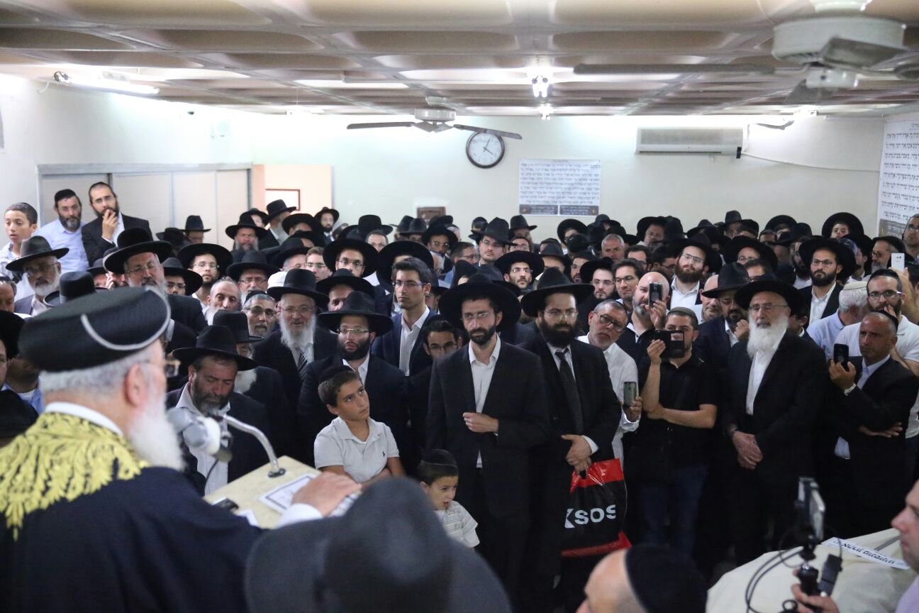 המונים בהלווית רבה של מרוקו רבי אהרון מונסונגו זצ"ל • צפו