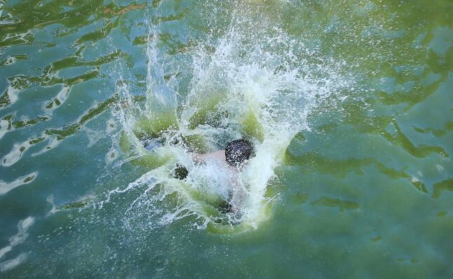 בין הזמנים: חיים גולדברג עם הרוחצים במעיין עין לבן