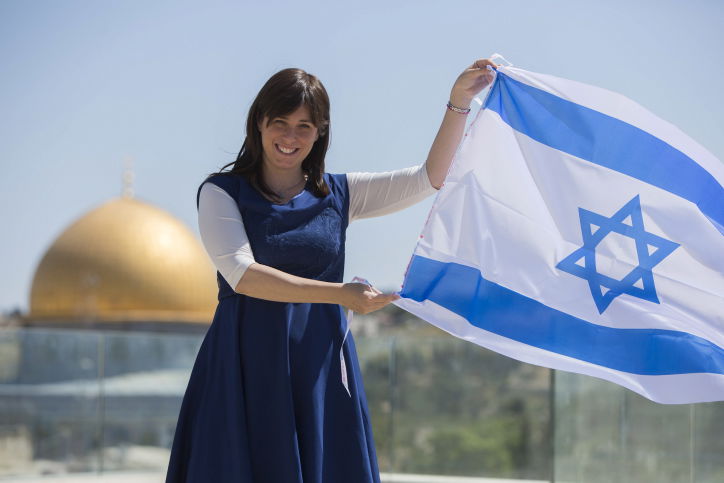 קשה להכחיש את אהבתה לדגל. חוטובלי מרמזת להר הבית משהו.