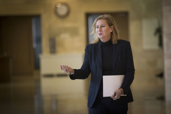 קשה לפספס אותה בלי בלייזר כלשהו, ציפי ממהרת.