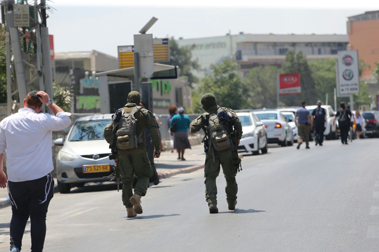 כוחות הימ"מ פשטו על השכונה החרדית גבעת שאול • צפו