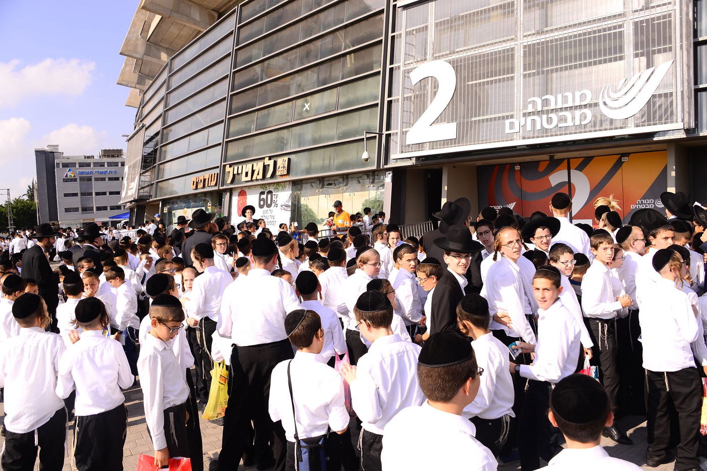 בהיכל מנורה: 12 אלף ילדים התכנסו עם מרן הגר"ח קנייבסקי • צפו