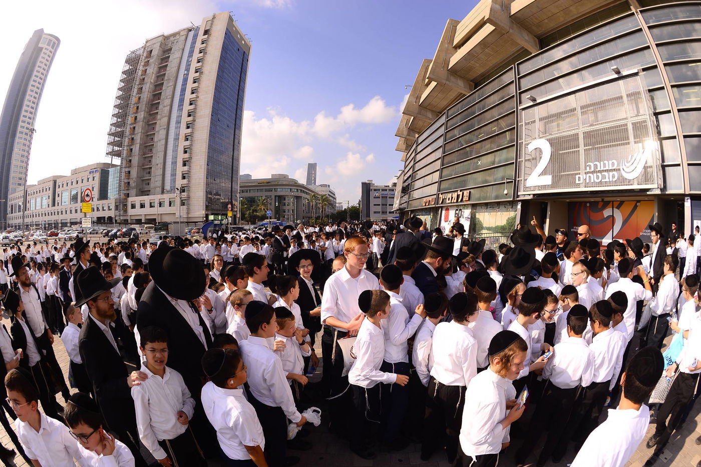 בהיכל מנורה: 12 אלף ילדים התכנסו עם מרן הגר"ח קנייבסקי • צפו