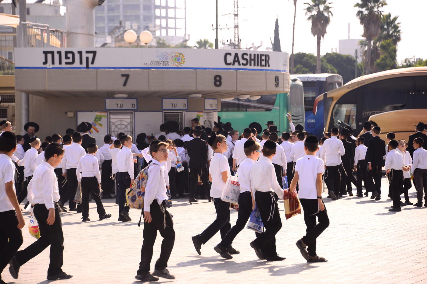 בהיכל מנורה: 12 אלף ילדים התכנסו עם מרן הגר"ח קנייבסקי • צפו