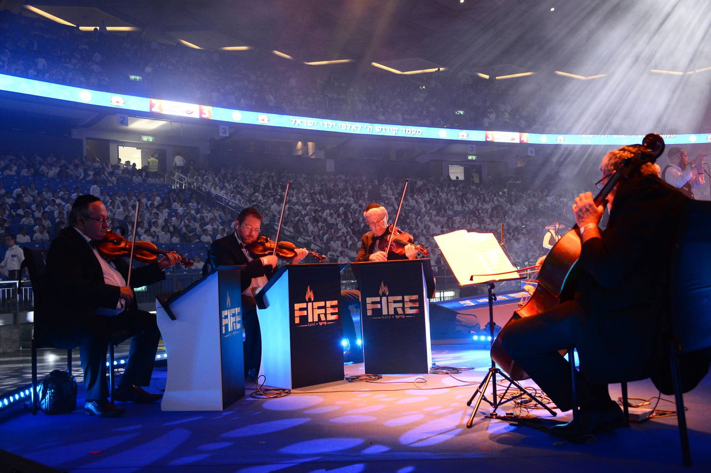 בהיכל מנורה: 12 אלף ילדים התכנסו עם מרן הגר"ח קנייבסקי • צפו