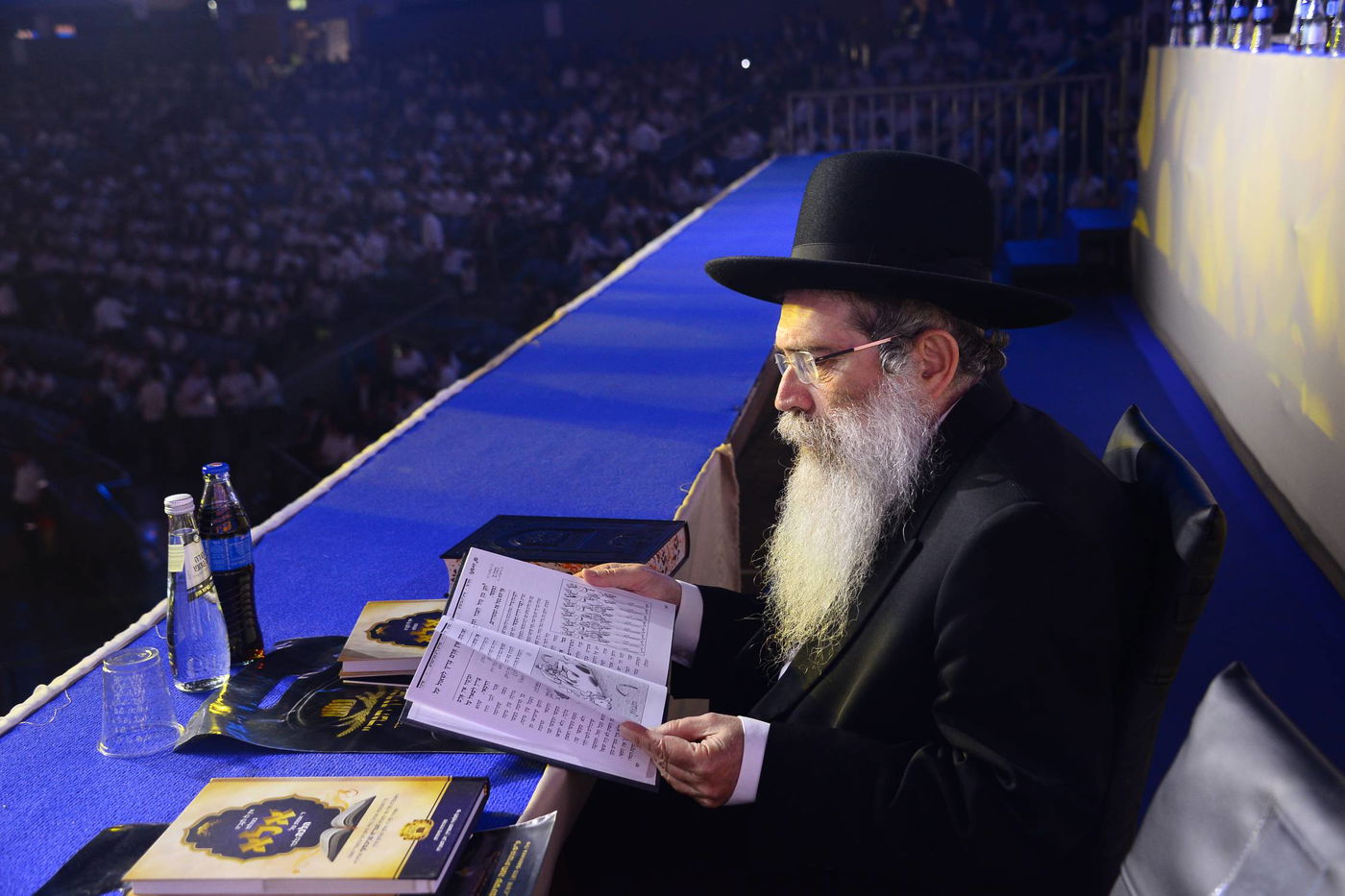 בהיכל מנורה: 12 אלף ילדים התכנסו עם מרן הגר"ח קנייבסקי • צפו