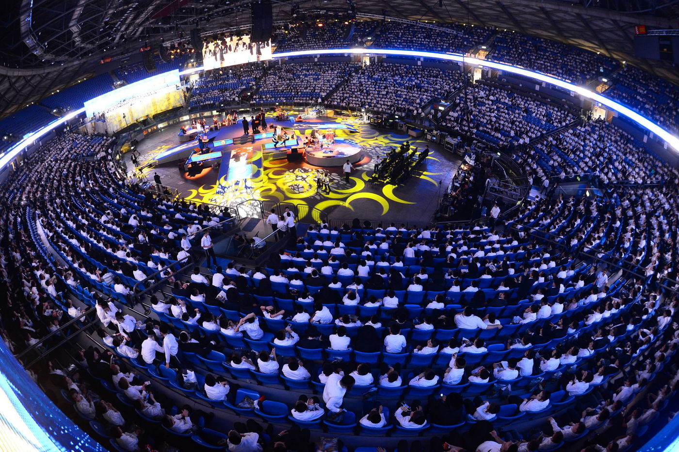 בהיכל מנורה: 12 אלף ילדים התכנסו עם מרן הגר"ח קנייבסקי • צפו