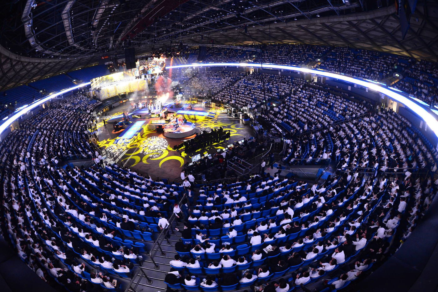 בהיכל מנורה: 12 אלף ילדים התכנסו עם מרן הגר"ח קנייבסקי • צפו