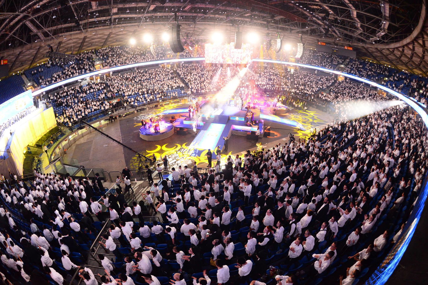 בהיכל מנורה: 12 אלף ילדים התכנסו עם מרן הגר"ח קנייבסקי • צפו