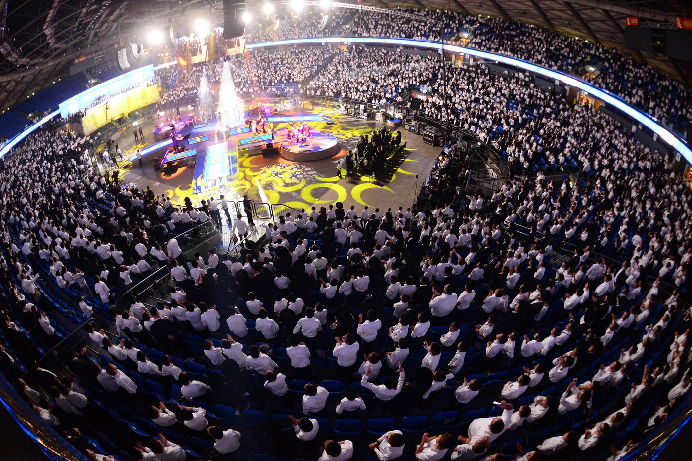 בהיכל מנורה: 12 אלף ילדים התכנסו עם מרן הגר"ח קנייבסקי • צפו