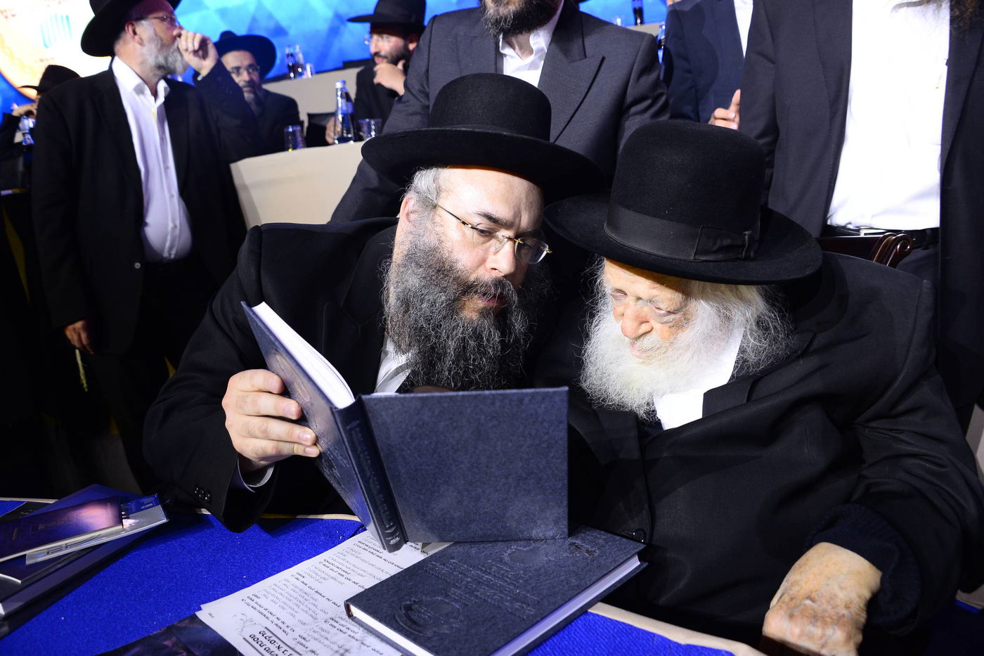 בהיכל מנורה: 12 אלף ילדים התכנסו עם מרן הגר"ח קנייבסקי • צפו