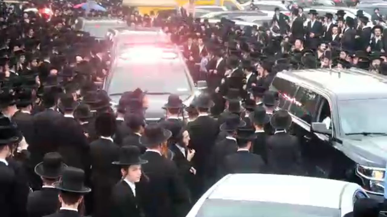 כך הצטופפו החסידים סביב האדמו"ר מהר"י מסאטמר • צפו