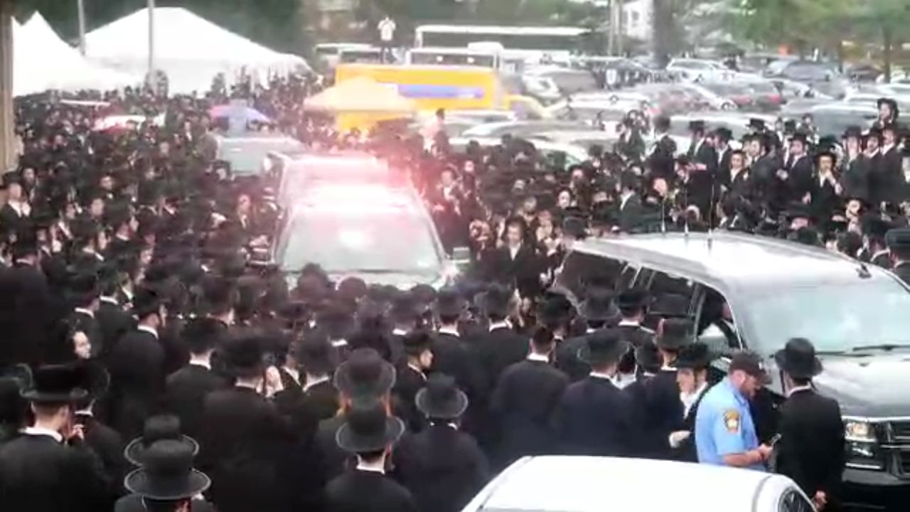 כך הצטופפו החסידים סביב האדמו"ר מהר"י מסאטמר • צפו